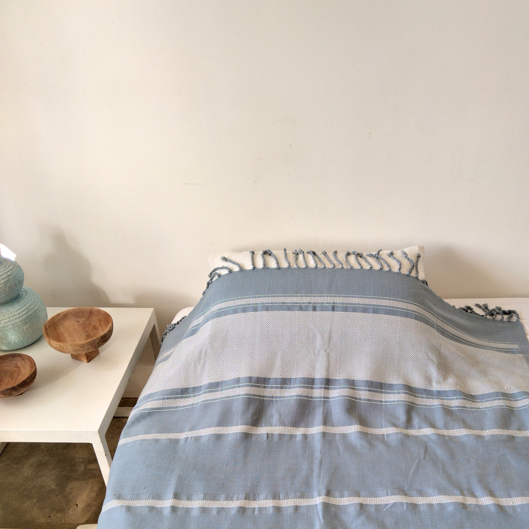Handwoven Thiriwanakatiya Ahasa Throw - Ash & Ice Blue