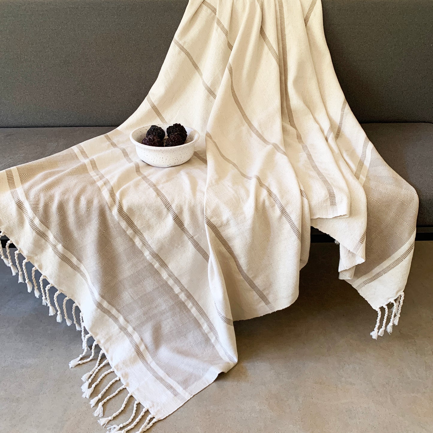 Handwoven Thiriwanakatiya sudu throw