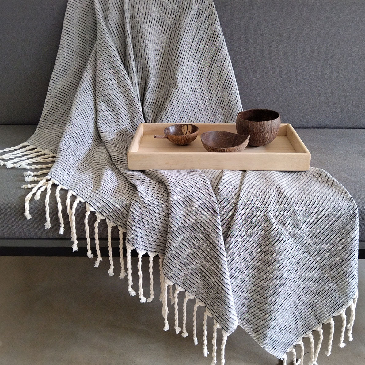 Handwoven Plain Waffle Black Handloom Throw â UrbanIsland International